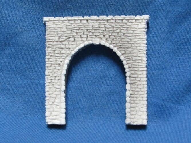 Single Track Tunnel Portal -- Random Stone - 2-5/8 x 2-1/2′ 6.5 x 6.2cm, N, Pre-Size Model Specialities 203