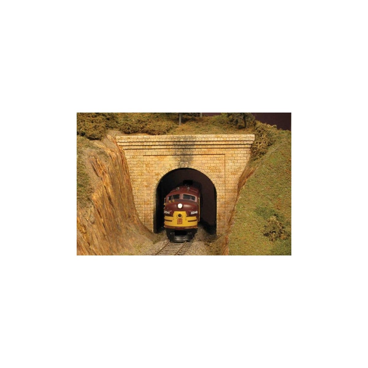 Single-Track Tunnel Portal -- Cut Stone, HO, Monroe Models 110