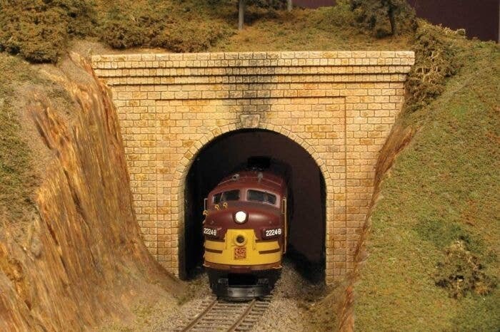 Single-Track Tunnel Portal -- Cut Stone, HO, Monroe Models 110