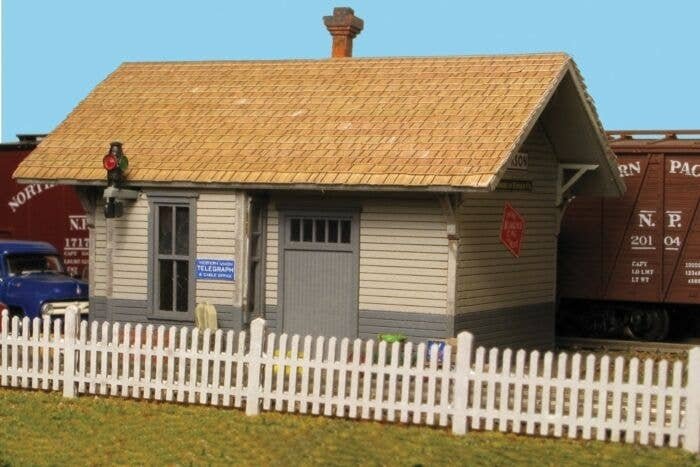 Straight Picket Fence - Kit -- 170` Scale, 23-1/2` 59.7cm, HO, Monroe Models 2307