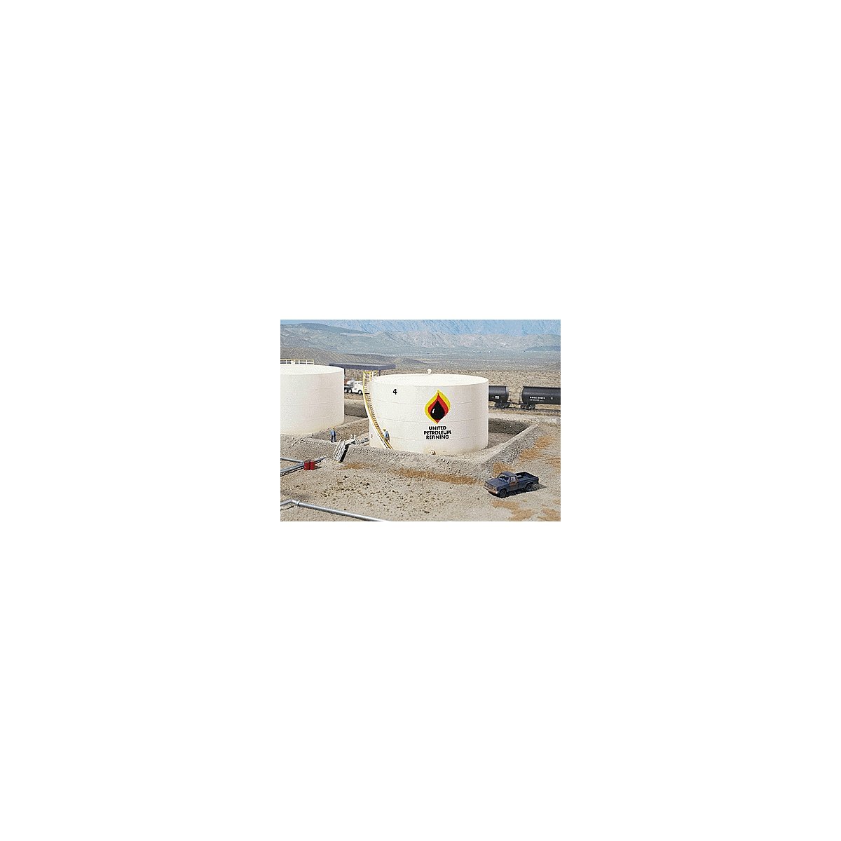 Wide Oil Storage Tank w/Berm -- Kit - Tank: 7-1/2` Diameter x 4` Tall 19.1 x 10.2cm, HO, Walthers Cornerstone 3167