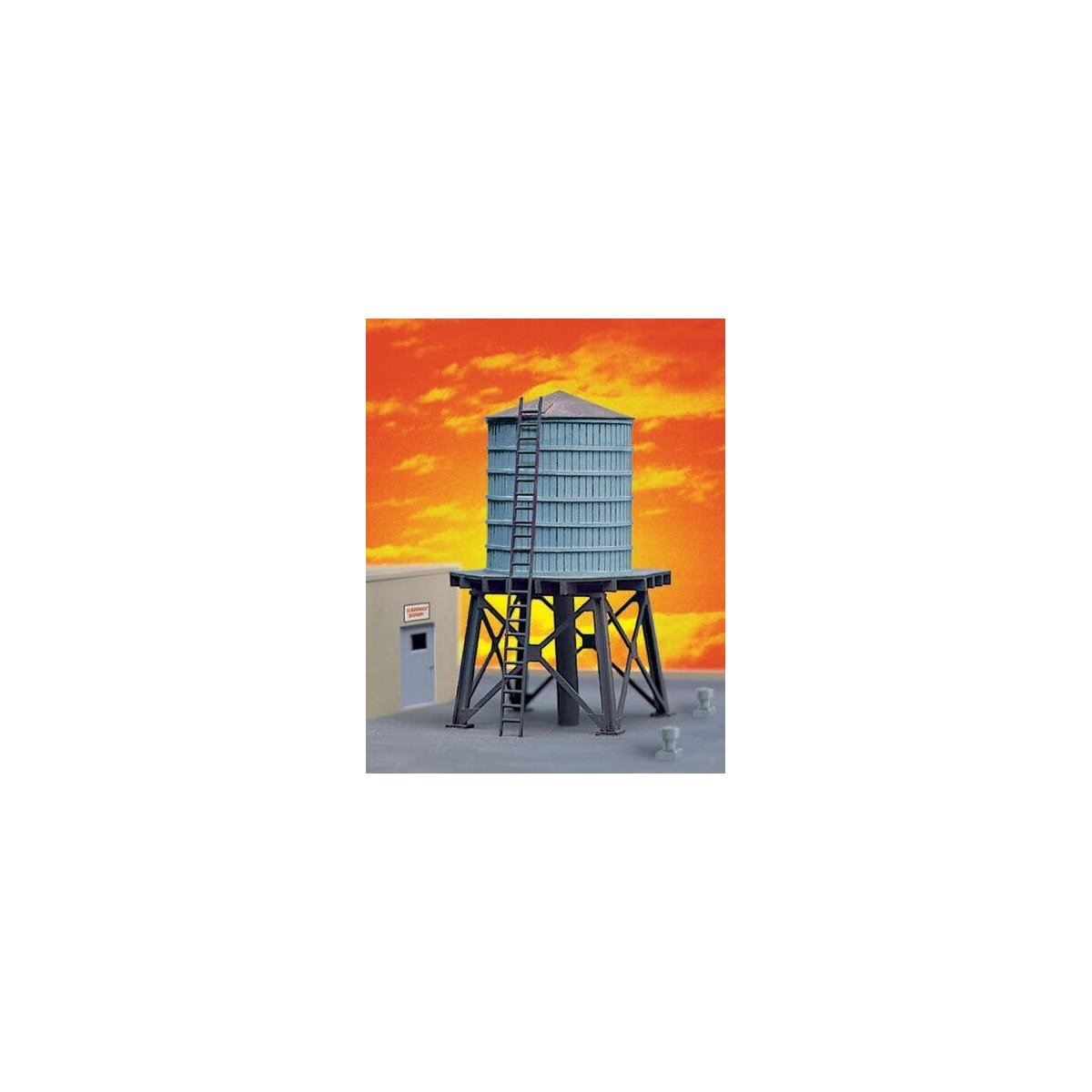 Wooden Water Tank pkg(3) -- Kit - Each: 4 x 2-3/8′ 10.1 x 6cm, HO, Walthers Cornerstone 3507