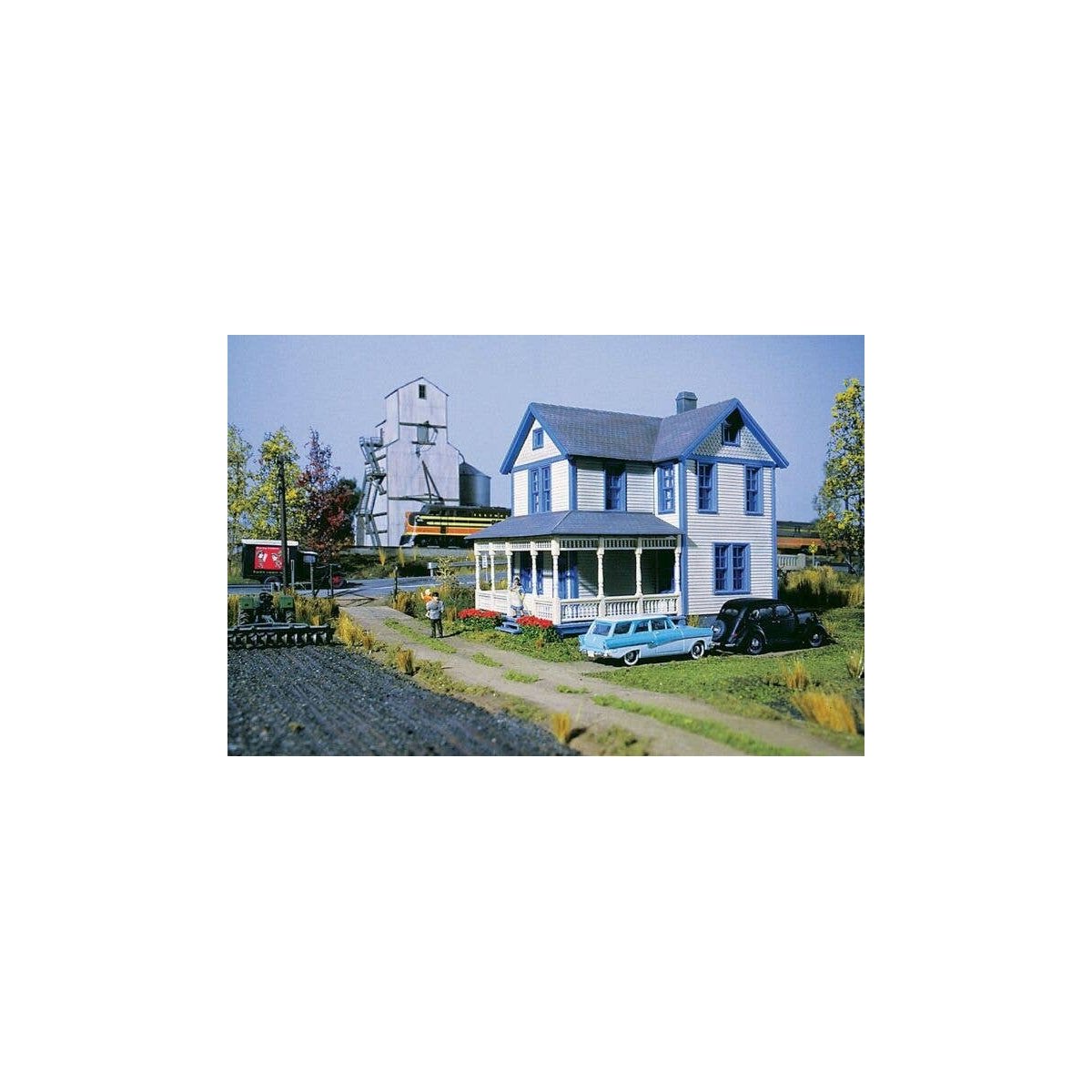 Aunt Lucy`s House -- Kit - 4 x 5-3/4 x 5-1/8` 10.2 x 14.6 x 13cm, HO, Walthers Cornerstone 3651