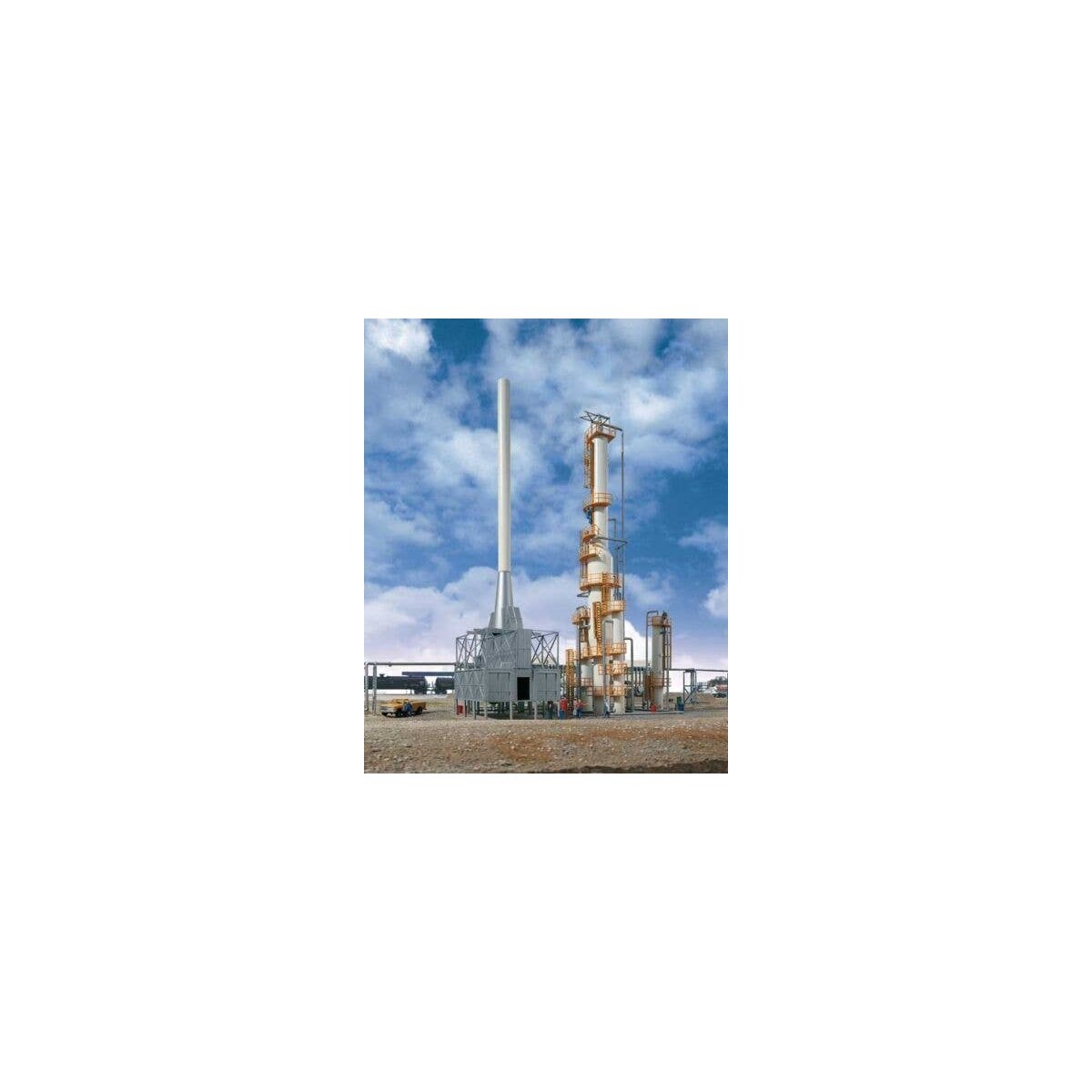 United Petroleum Refining -- Kit - 13-1/2 x 8-1/4 x 15′ 34.3 x 21 x 38.1cm, HO, Walthers Cornerstone 3705