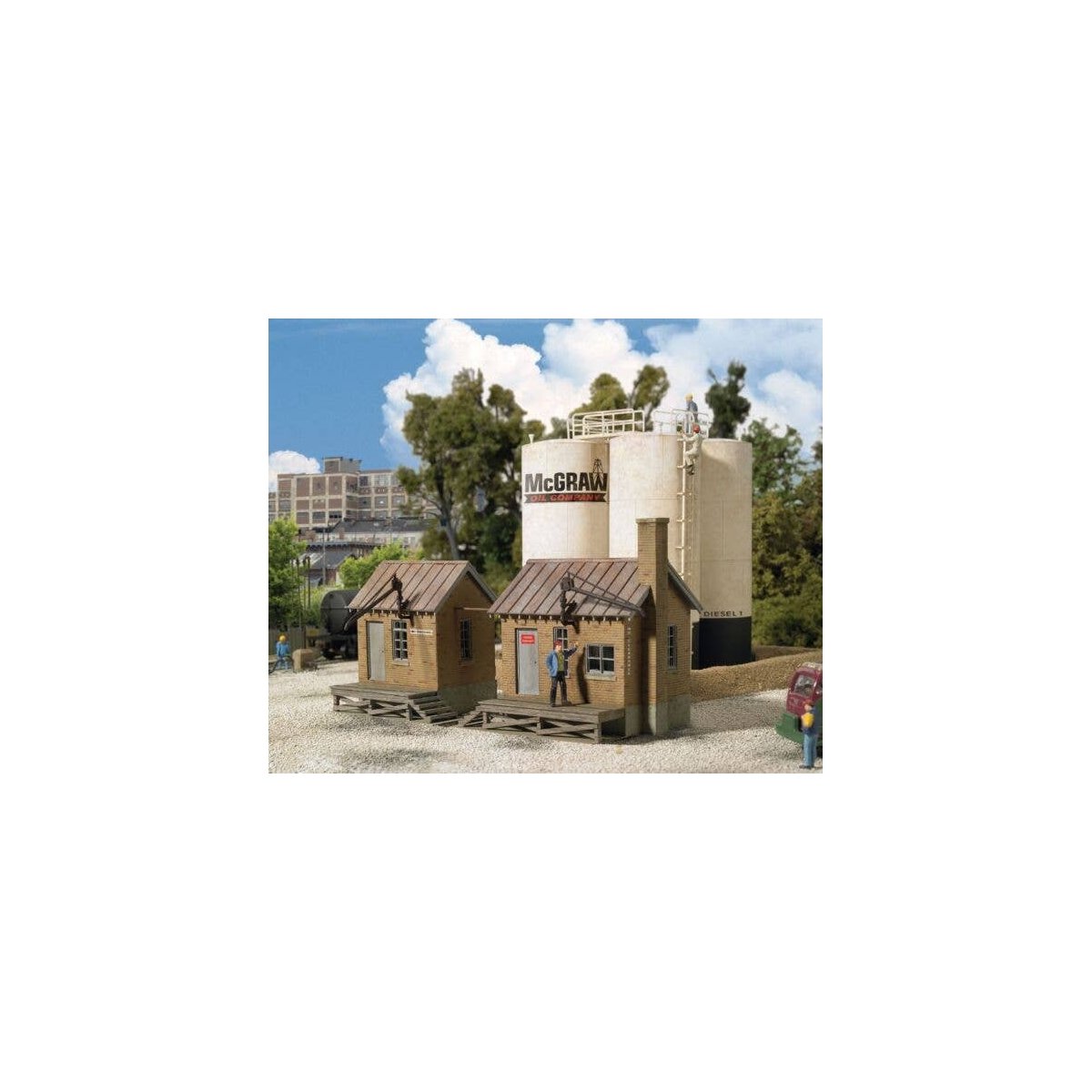 McGraw Oil Company -- Kit - 6-1/2 x 8-7/8 x 5′ 16.5 x 22.5 x 12.7cm, HO, Walthers Cornerstone 2913
