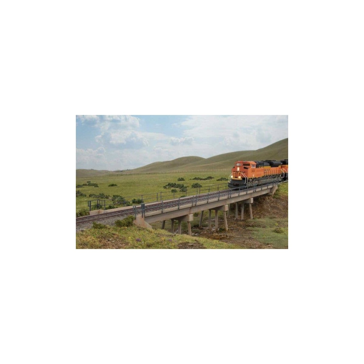 Modern Short-Span Concrete Railroad Bridge -- Kit - 17-7/8 x 2-13/16 x 2-7/8′ 45.4 x 7.1 x , HO, Walthers Cornerstone 4591