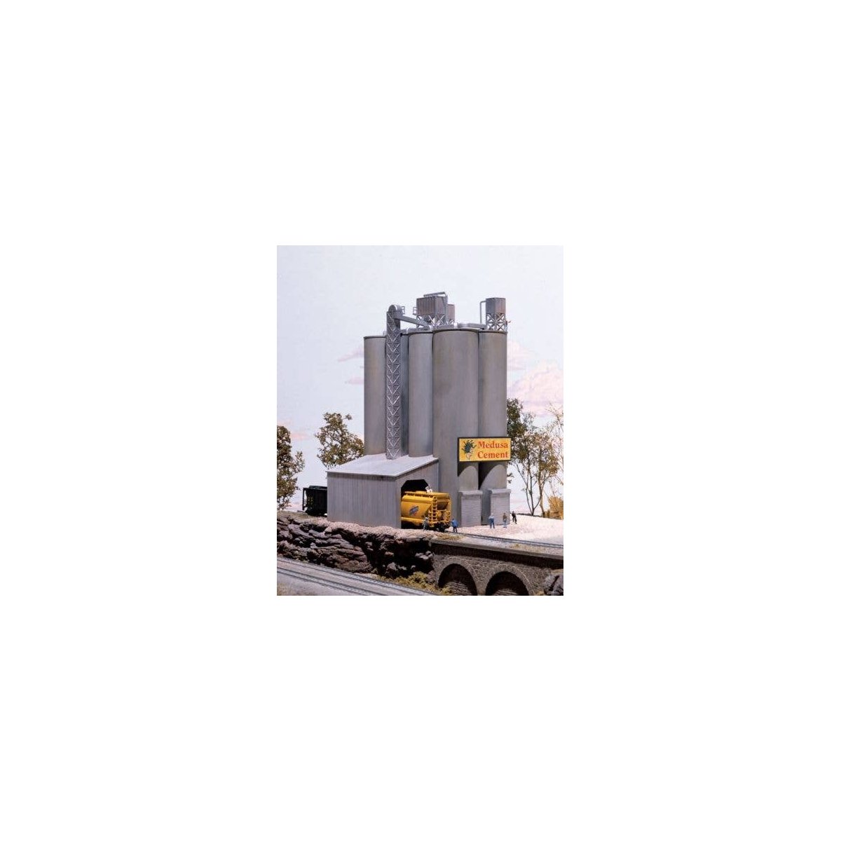 Medusa Cement Company -- Kit - 5-3/8 x 4-1/2 x 8-1/4′ 13.6 x 11.4 x 21.0cm, N, Walthers Cornerstone 3218