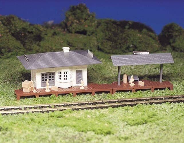 Suburban Station - Plasticville U.S.A.(R) -- Kit - 1-7/8 x 5-1/2′ 4.8 x 14cm, HO, Bachmann Industries 45173