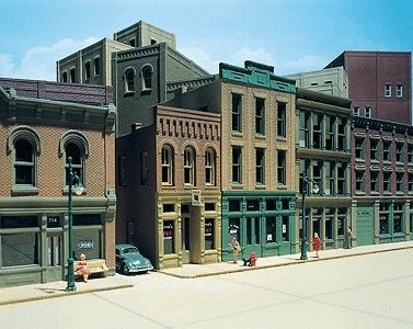 Pam`s Pet Shop - Woodland Scenics DPM Landmark Structures(R) -- Kit - 2-1/8 x 3` 5., HO, Design Preservation Models 20200