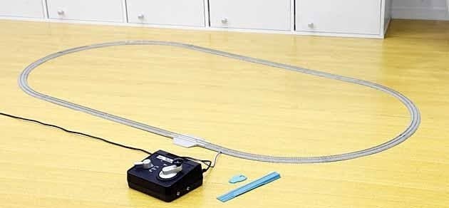 M1 Basic Oval Track Starter Set - Concrete Ties - Unitrack -- Oval w/12-3/8′ Radius Curves, Rerailer, N, Kato USA Inc 20854