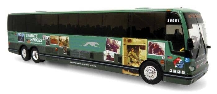 Prevost X345 Motorcoach Bus - Assembled -- Greyhound (Tribute to Heroes Special Scheme, green, , HO, Iconic Replicas 870396