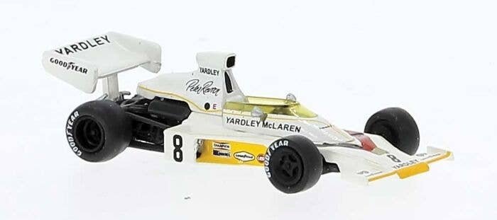 1975 McLaren M23D - Assembled -- Peter Revson 8 Yardley′ (white, yellow, Saison 1973, German, HO, Brekina Automodelle 22955