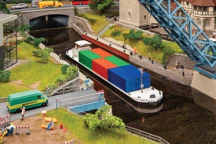 River Freight Boat with Containers - Kit -- Water-Level Kit - Includes Boat & 6 20′ Containers, HO, Faller Gmbh 131013