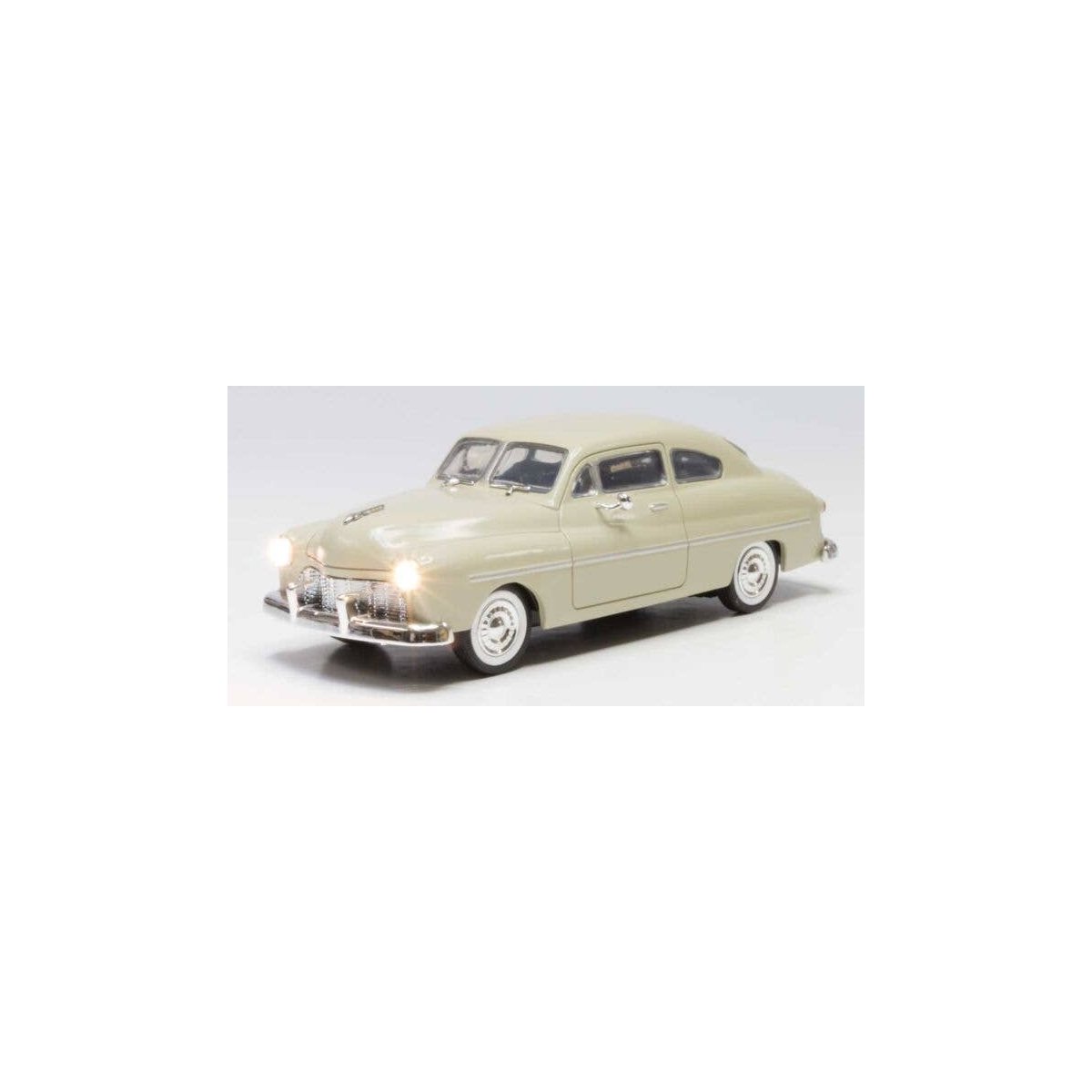City Classic - Just Plug(R) Lighted Vehicle -- Ivory, O, Woodland Scenics 5972