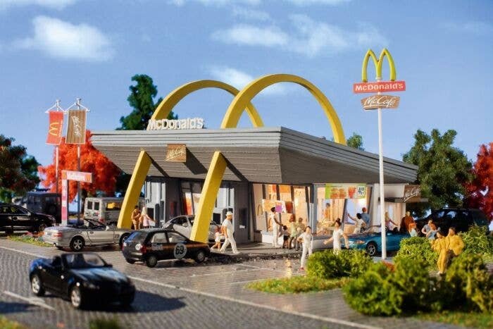 McDonald′s Restaurant w/McDrive -- Kit - 6-15/16 x 6-1/4 x 3-7/8 17.6 x 15.8 x 9.8cm, HO, Vollmer Gmbh 43634