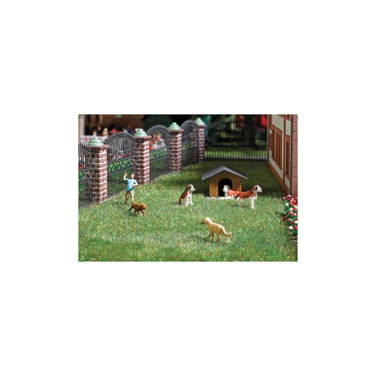 Playing Fetch with Dogs - Action Set -- 2 Dogs, 1 Throwing Figure, HO, Busch Gmbh & Co Kg 7896