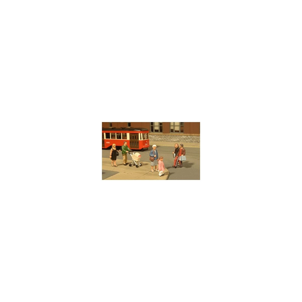 Strolling Figures - SceneScapes(TM) -- pkg(5), O, Bachmann Industries 33159