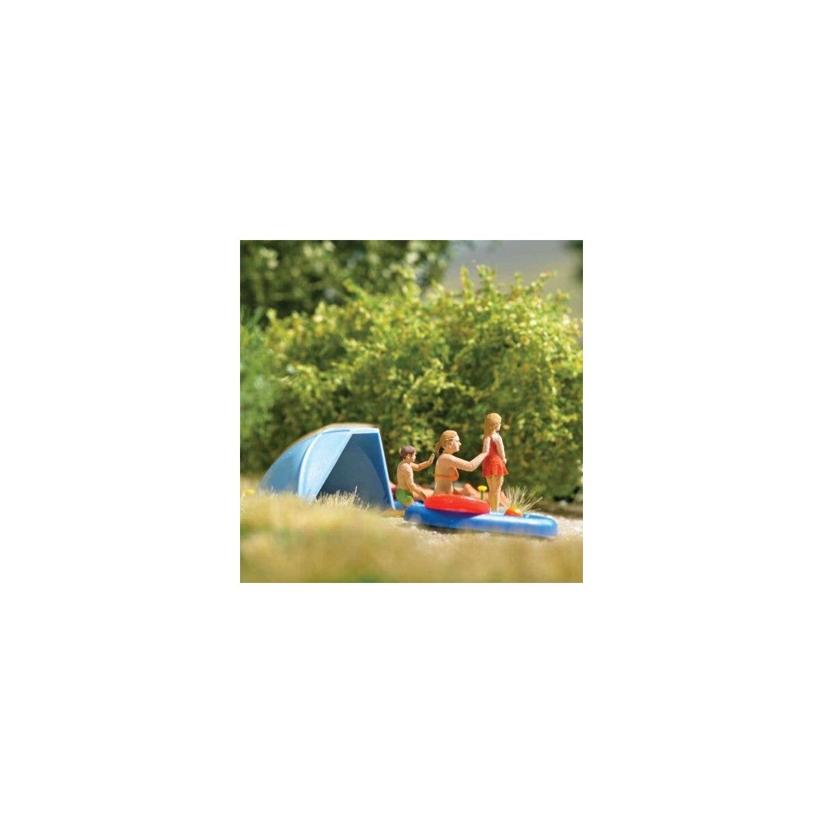 Applying Sunscreen - Action Set -- Sun Shelter, 3 Figures, 2 Inflatables, Blanket, Ball, HO, Busch Gmbh & Co Kg 79821