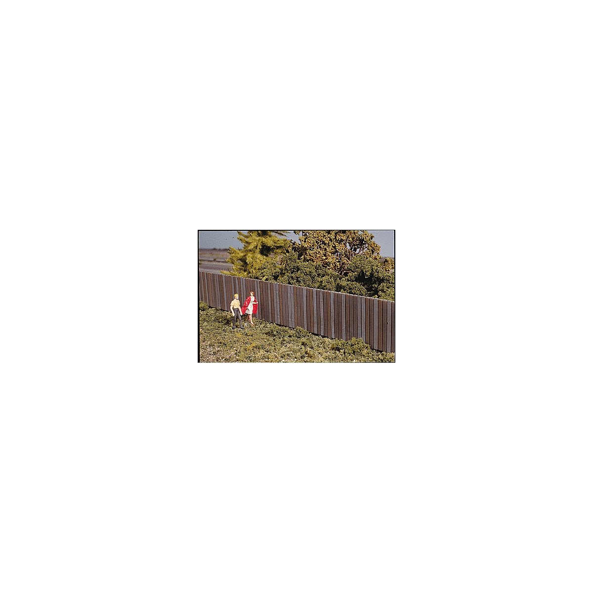 Wood Fence - Kit -- 15` 37.5cm Sections - Total Length: 45` 113cm - Height: 1` 2.5cm pkg(, HO, Walthers Cornerstone 3521
