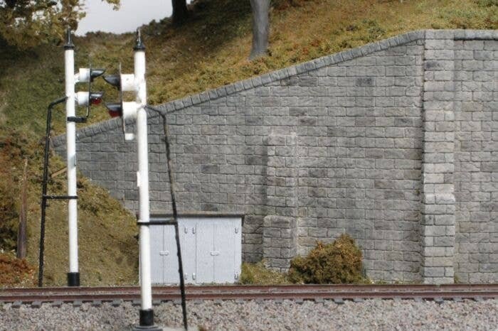 Bridge Abutment Wing Walls -- Cut Stone pkg(2), N, Monroe Models 202