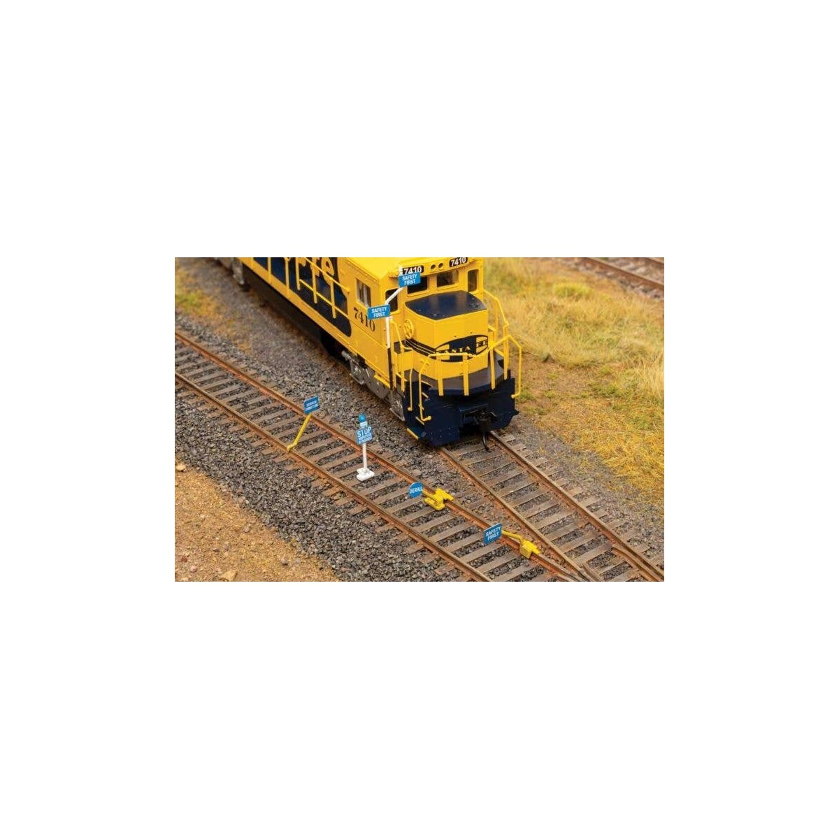 Blue Flags -- Kit pkg(50), HO, Walthers Cornerstone 4162