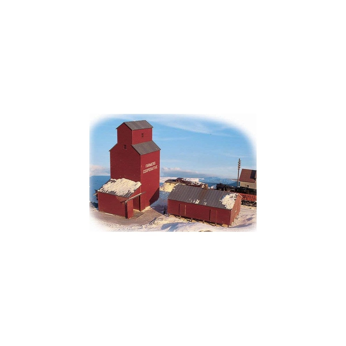Farmer`s Co-op Rural Grain Elevator -- Kit - Elevator: 4-3/8 x 5-3/8 x 6` 11 x 13.7 x 15.2cm, N, Walthers Cornerstone 3238