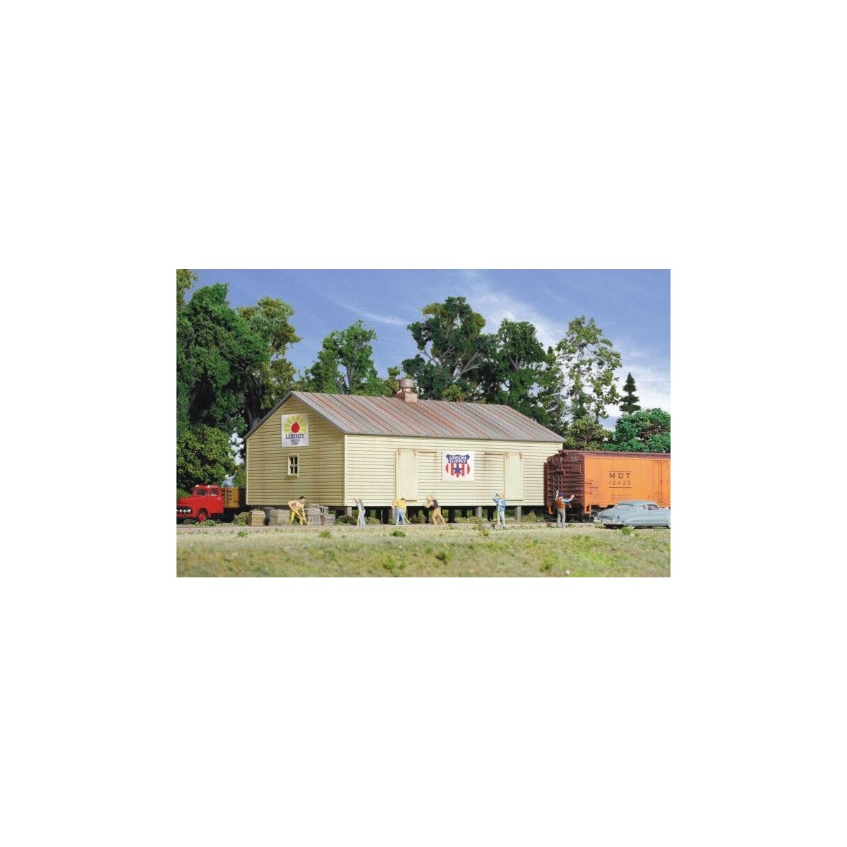 Storage Shed on Pilings -- Kit - 4-1/2 x 7 x 3-1/2′ 11.4 x 8.9cm, HO, Walthers Cornerstone 3529
