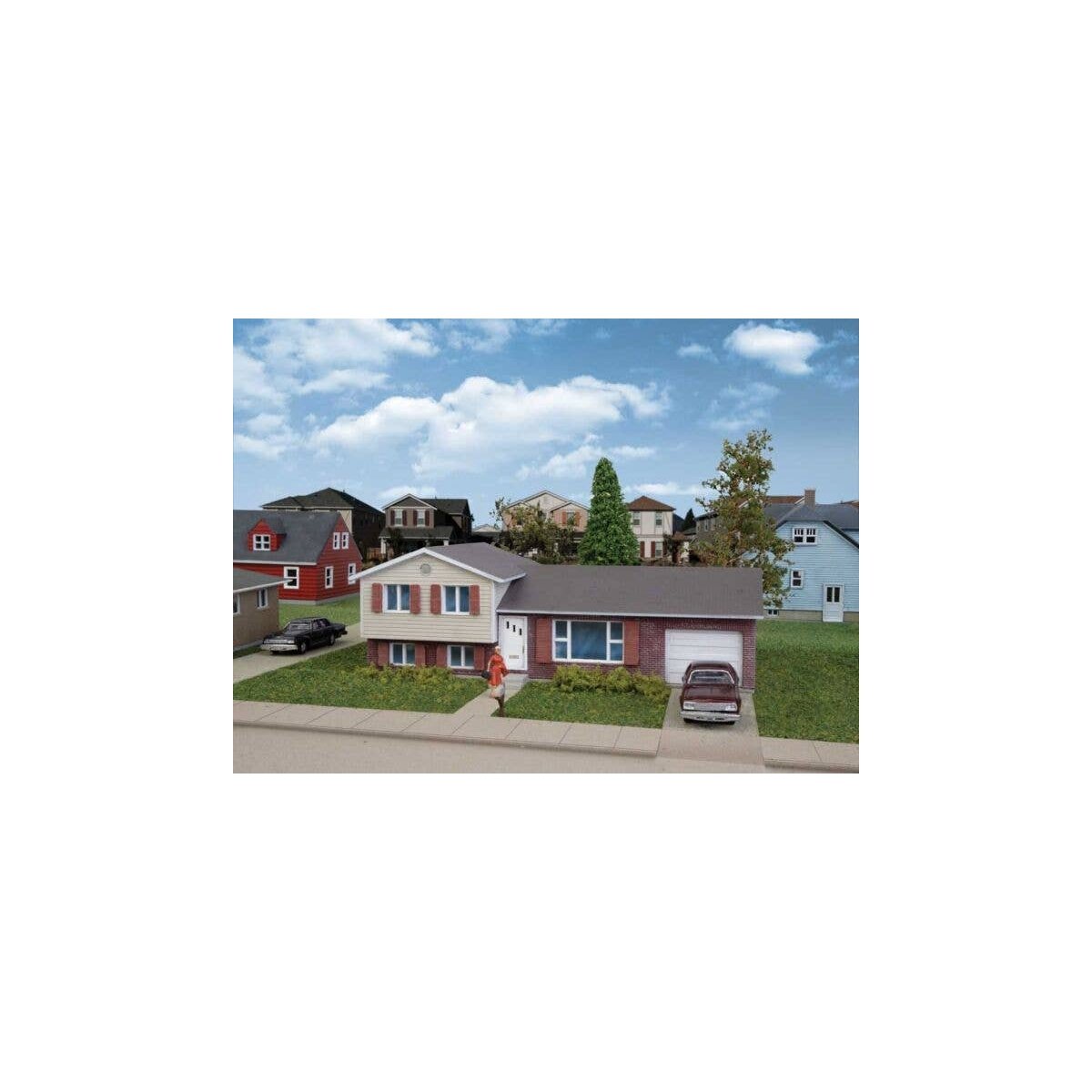 Split-Level House -- Kit - 4 x 2-1/4 x 1-1/2′ 10.2 x 5.7 x 3.8cm, N, Walthers Cornerstone 3840