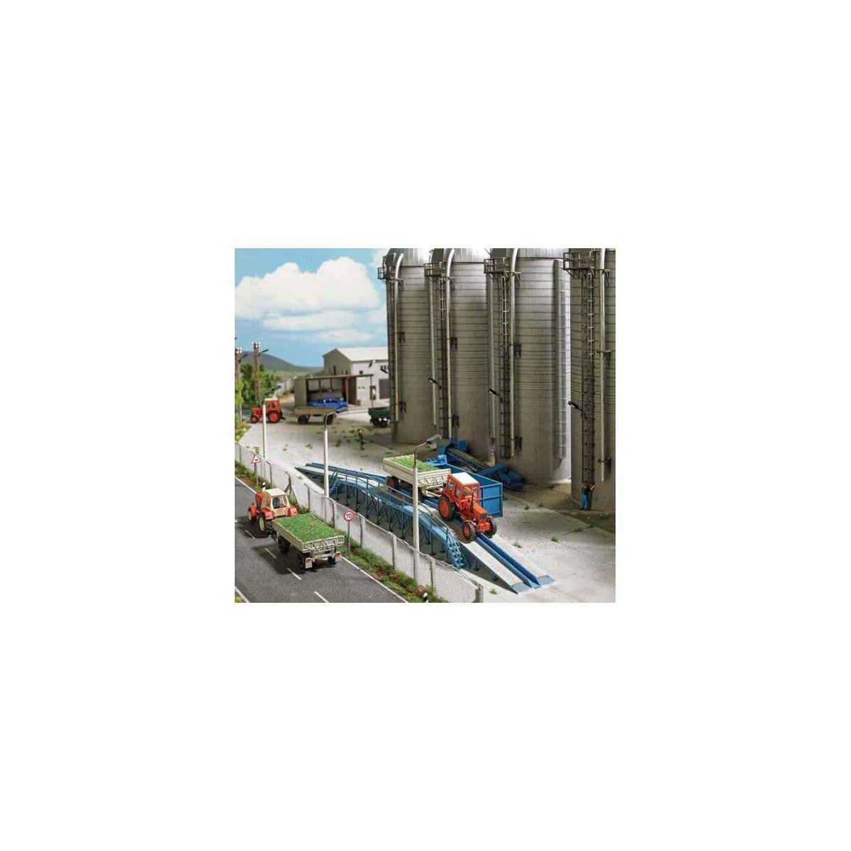 Unloading Ramp with Batch Feeder -- Kit - 13-3/4 x 1-1/2 x 1-1/4′ 35 x 3.9 x 3.2cm, HO, Busch Gmbh & Co Kg 1914
