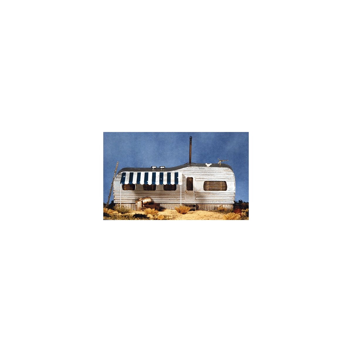 Goin` Home Series -- Junior`s Shiner (Old-Style Trailer Home) - 4-5/8 x 3` 11.7 x 7.6cm, HO, B.T.S. 27405