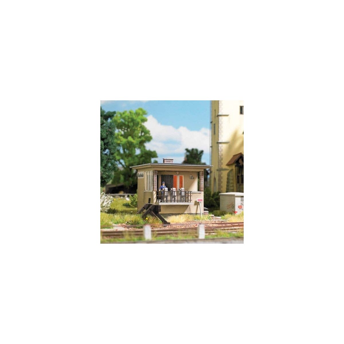 Grade Crossing Guard`s Hut -- Kit - 2-1/16 x 1-11/16 x 1-15/16` 5.2 x 4.3 x 4.9cm, HO, Busch Gmbh & Co Kg 1461