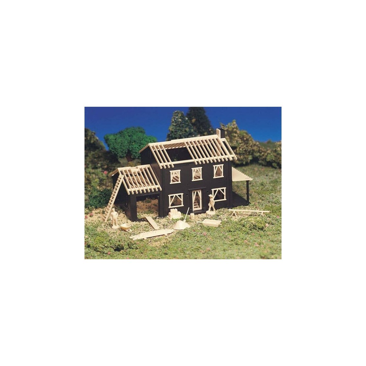 Plasticville Classic Kit - House Under Construction -- 2-7/8 x 5-1/4′ 7.3 x 13cm, HO, Bachmann Industries 45191