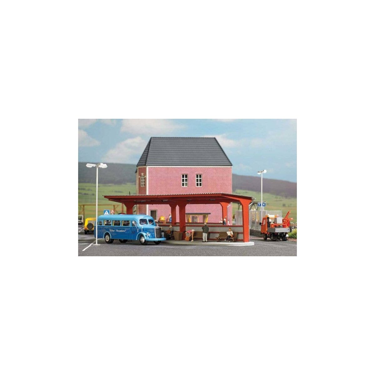 Bus Station -- Laser-Cut Kit - 7-1/2 x 2-1/8 x 2-1/16′ 19 x 5.4 x 5.3cm, HO, Busch Gmbh & Co Kg 1377