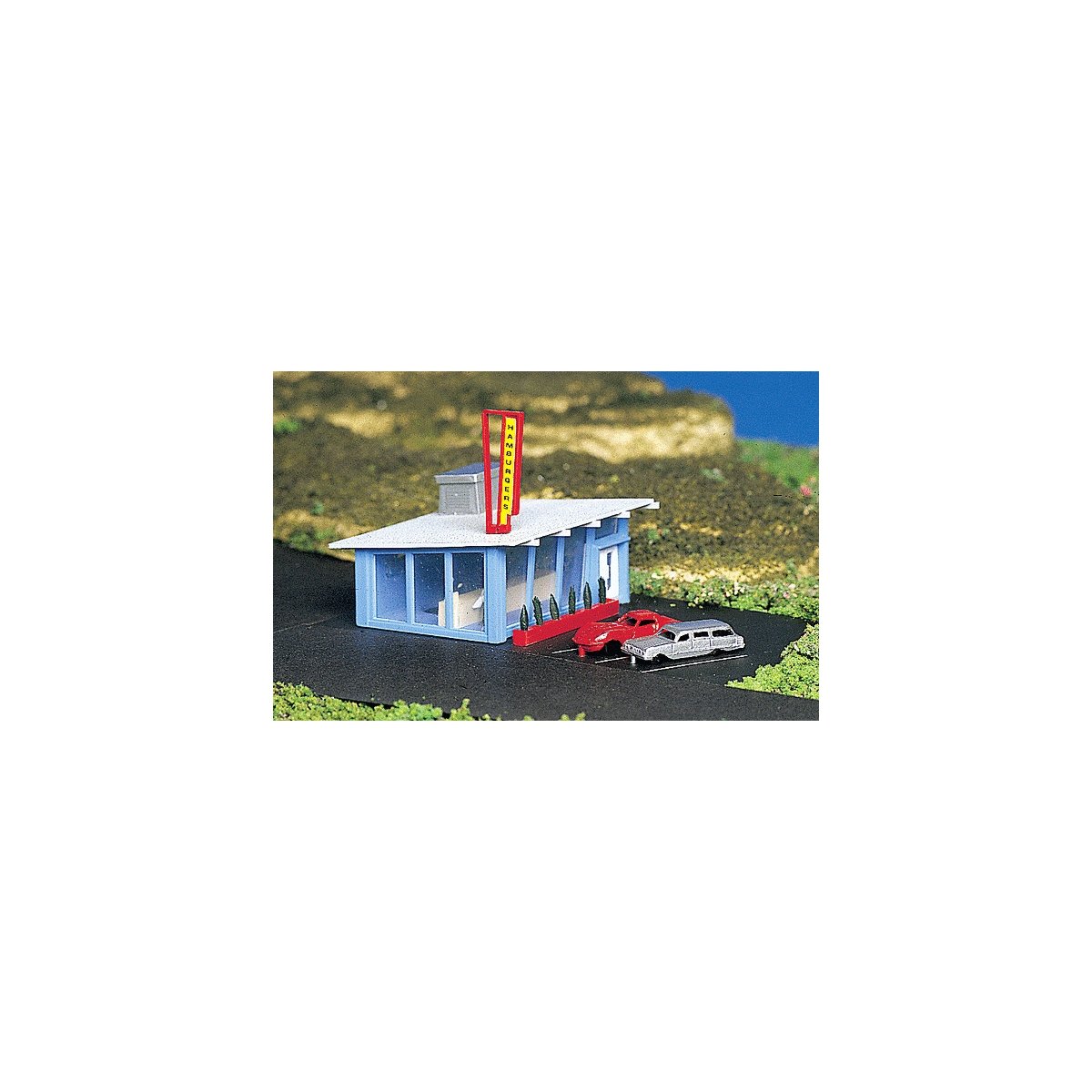 Drive-In Hamburger Stand (Assembled) -- 4-3/4 x 3′ 12.1 x 7.7cm, N, Bachmann Industries 45709