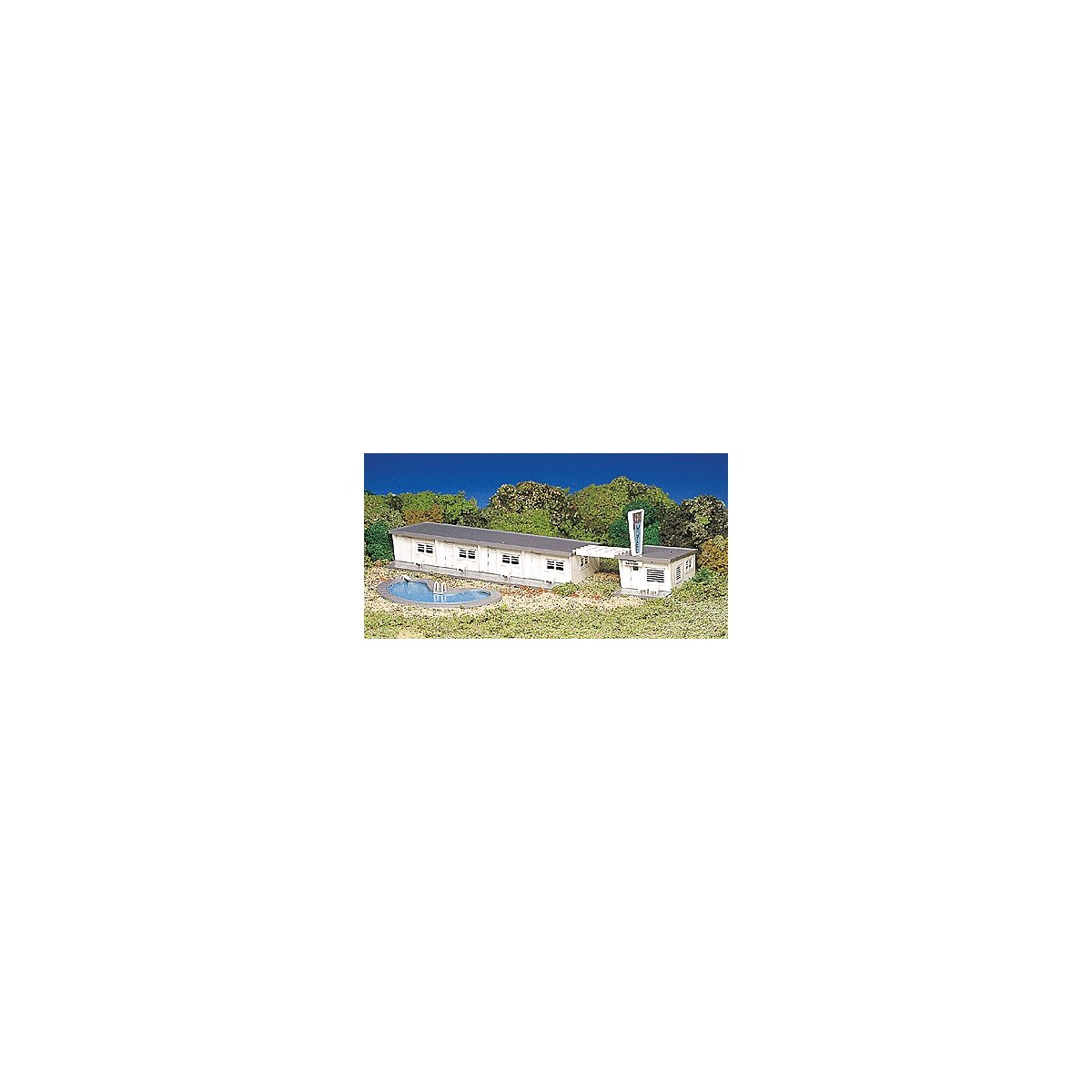 Motel W/Swimming Pool - Plasticville U.S.A.(R) -- Kit - 4-1/8 x 12-3/4′ 10.5 x 32.4cm, HO, Bachmann Industries 45214