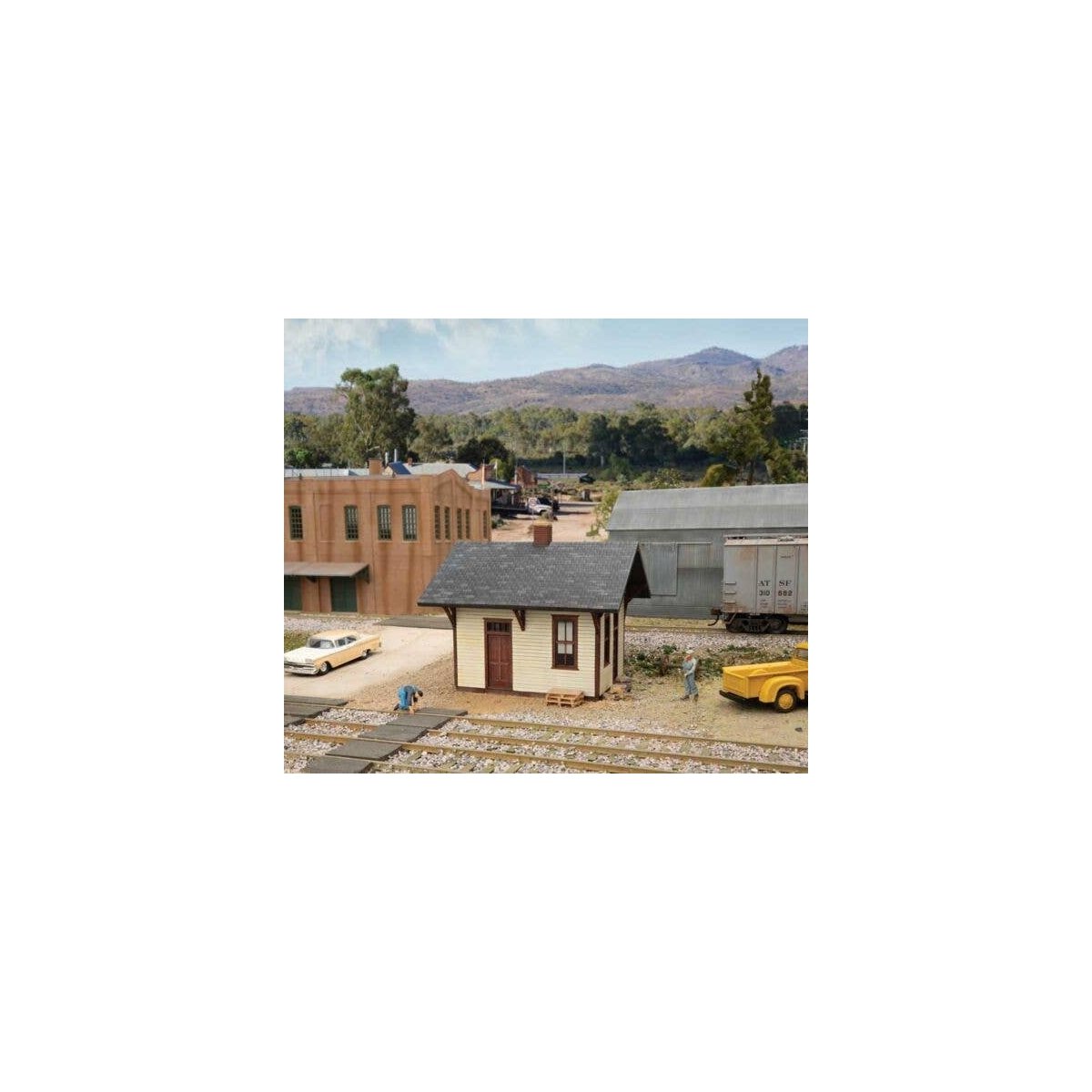 Flag Stop Station -- Kit - 3-3/8 x 3-1/16 x 2-7/8′ 8.57 x 7.78 x 7.3cm, HO, Walthers Cornerstone 4061