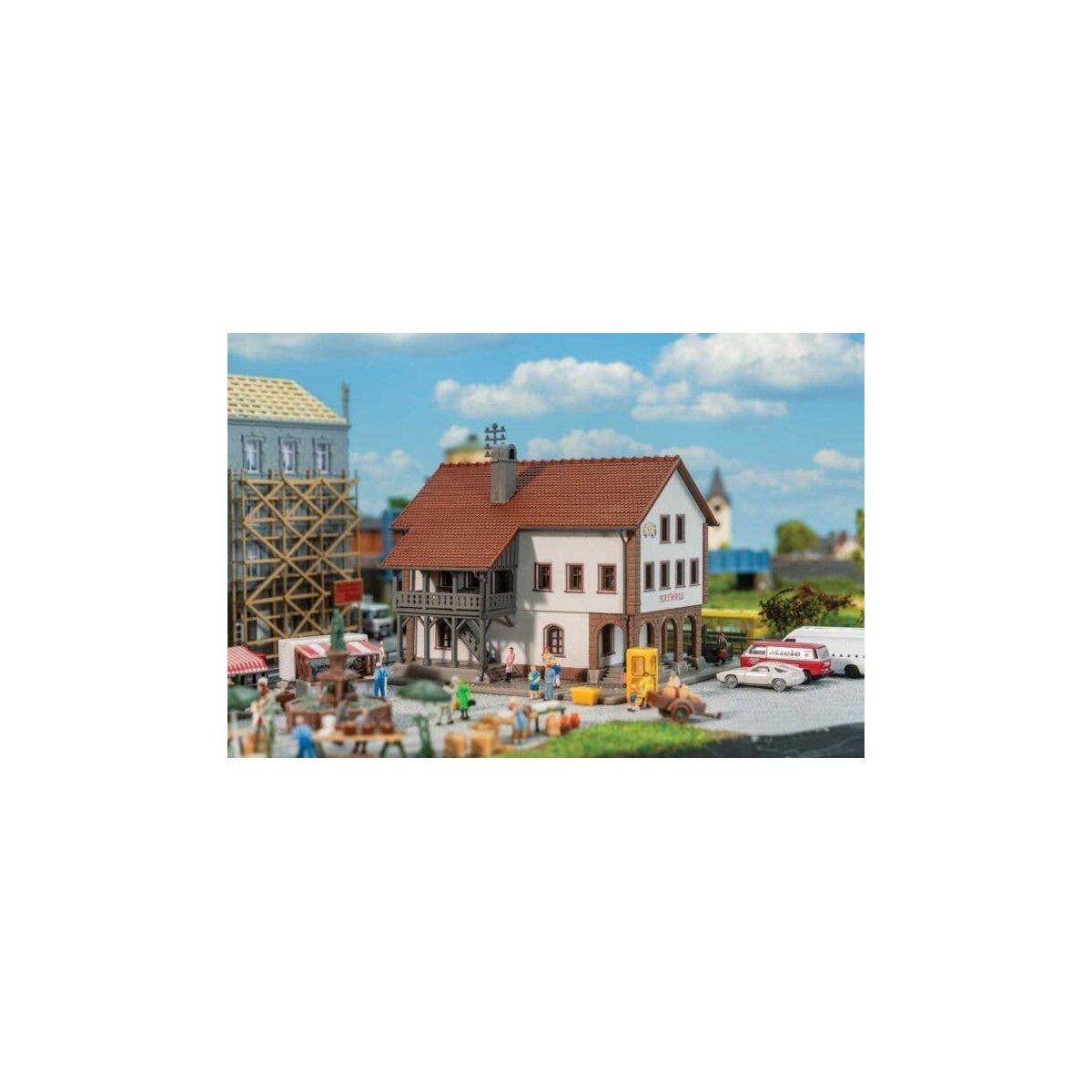 Small Town Hall -- Kit - 4-3/16 x 4-3/8 x 4′ 10.7 x 11.2 x 10.2cm, N, Faller Gmbh 231727
