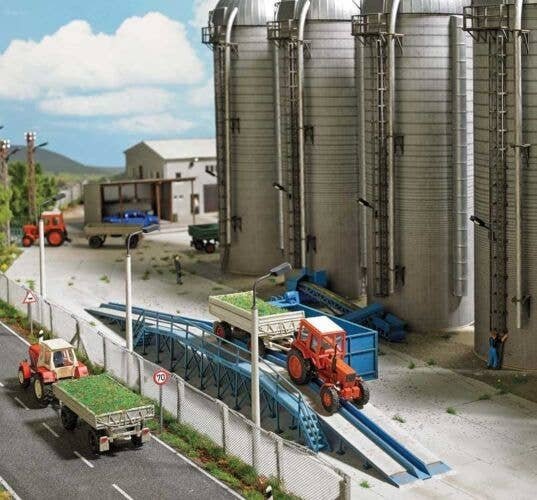 Unloading Ramp with Batch Feeder -- Kit - 13-3/4 x 1-1/2 x 1-1/4′ 35 x 3.9 x 3.2cm, HO, Busch Gmbh & Co Kg 1914