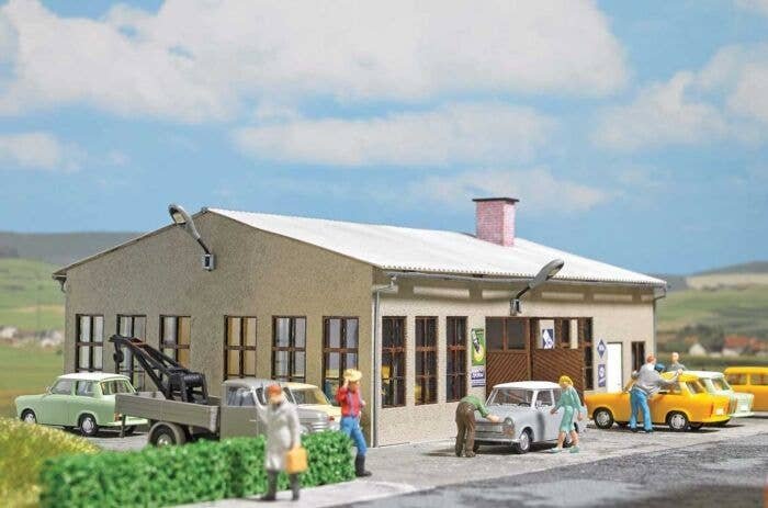 Mechanic`s Garage -- Laser-Cut Kit - 6-7/8 x 4-13/16 x 3` 17.5 x 12.2 x 7.6cm, HO, Busch Gmbh & Co Kg 1918