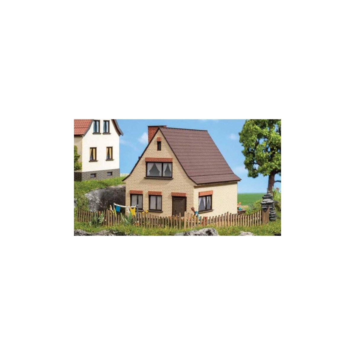 Small Brick Single-Family House -- Laser-Cut Kit - 2-1/4 x 2-1/4 x 1-13/16′ 5.8 x 5.8 x 4.6cm, N, Noch Gmbh & Co 63604