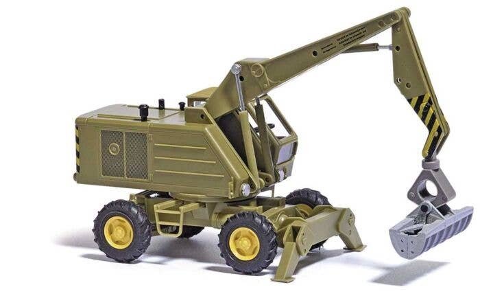 1974 Weimar Mobilbagger T174-2 Rubber-Tired Construction Crane - Assembled -- With Clearing Bucket (green, yellow), HO, Busch Gm