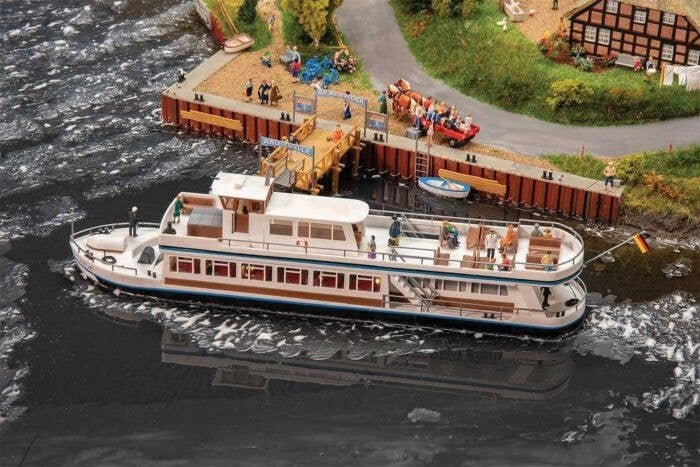 Passenger Ship - Kit -- 13-5/16 x 2-1/2 x 2-1/2′ 33.8 x 6.3 x 6.3cm, HO, Faller Gmbh 131009