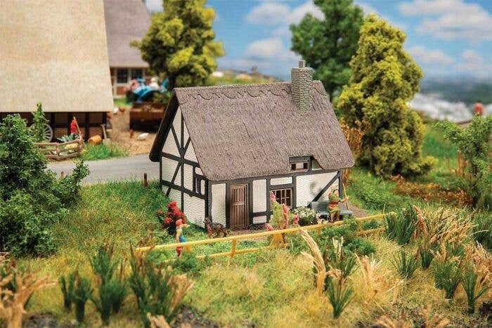 Small North German House -- Kit - 4 x 2-7/16 x 3′ 10.2 x 6.2 x 7.7cm, HO, Faller Gmbh 131317