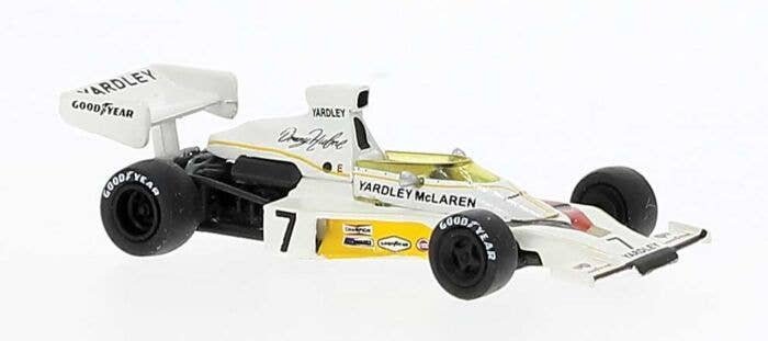 1975 McLaren M23D - Assembled -- Denni Hulme 7 Yardley′ (white, yellow, Saison 1973, German Lettering), HO, Brekina Automodell