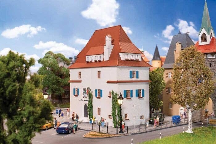 Town House with Jester Museum -- Kit - 7-1/16 x 4-3/8 x 7-7/8′ 18 x 11 x 20cm, HO, Faller Gmbh 130694