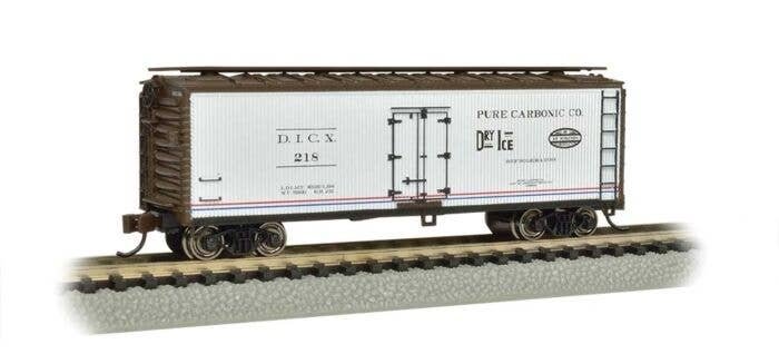 40′ Wood Reefer - Ready to Run -- Pure Carbonic Co. (white, Boxcar Red, red, blue), N, Bachmann Industries 19855