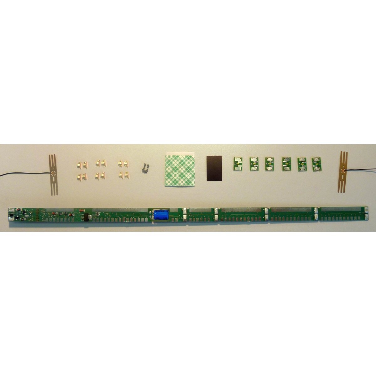 LED universal lighting kit for 4 axle H0 wagons, HO, Roco 40420