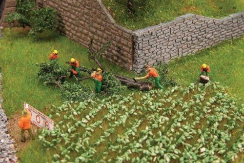 Forest Workers with Modern Equipment -- pkg(6), HO, Faller Gmbh 151690