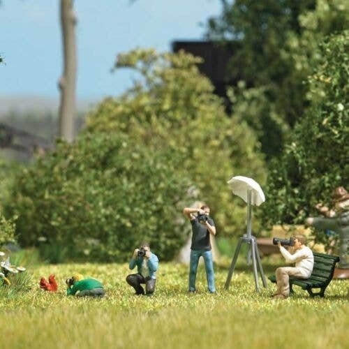 Photographers with Accessories -- 4 Figures, Props, Nonworking Lights, Bench, Crates, Aliens, HO, Busch Gmbh & Co Kg 79810