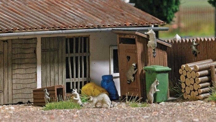 Raccoons - Action Set -- 5 Adult and 2 Young Raccoons, Wood Fence, Wood Pile, Trash Can, Cart,, HO, Busch Gmbh & Co Kg 7922